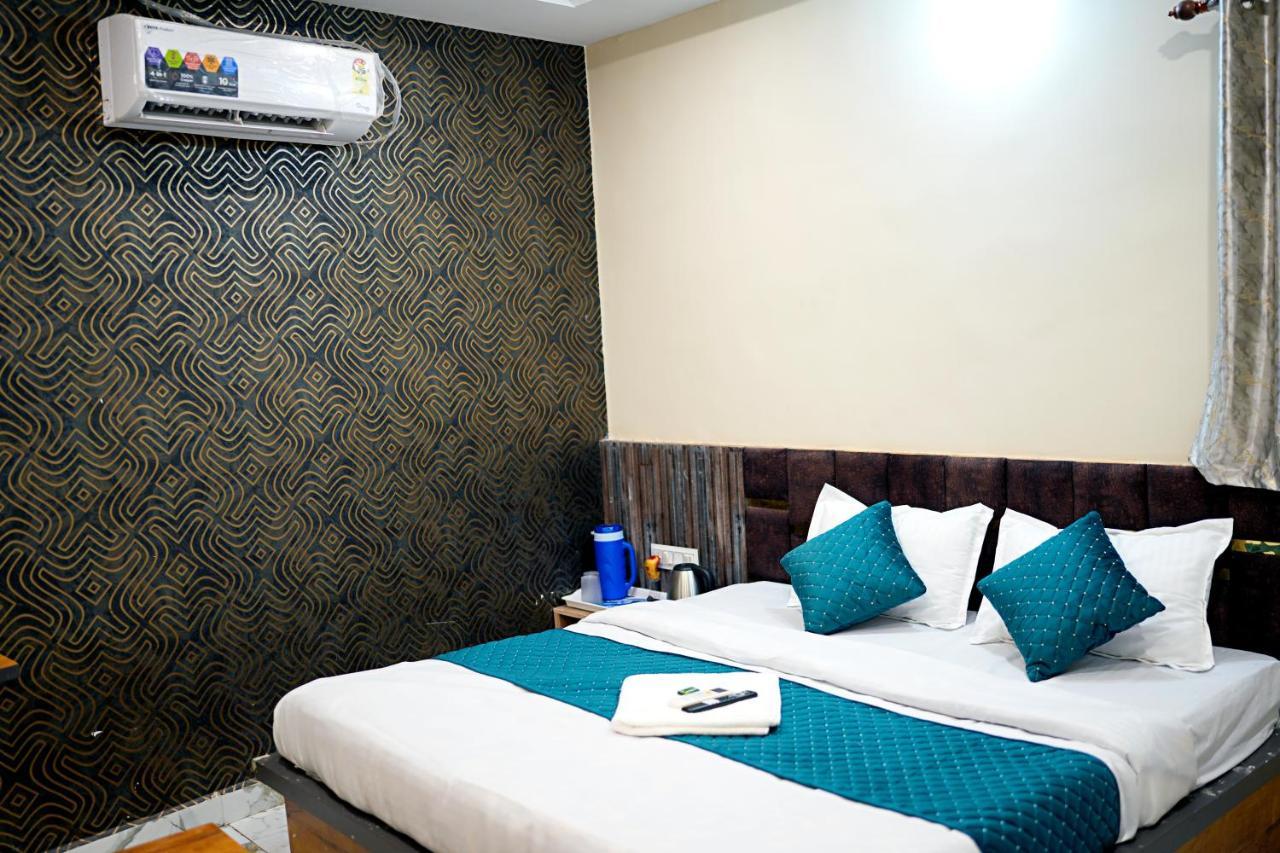 Hotel Mahalok Palace 乌贾因 外观 照片