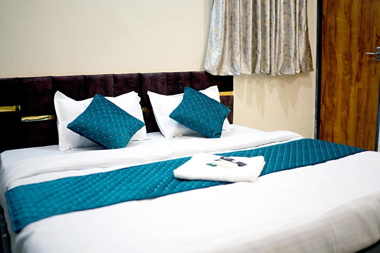 Hotel Mahalok Palace 乌贾因 外观 照片