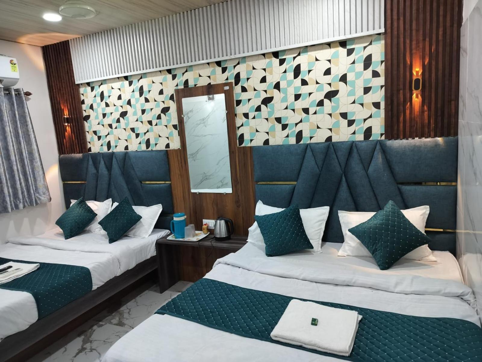 Hotel Mahalok Palace 乌贾因 外观 照片